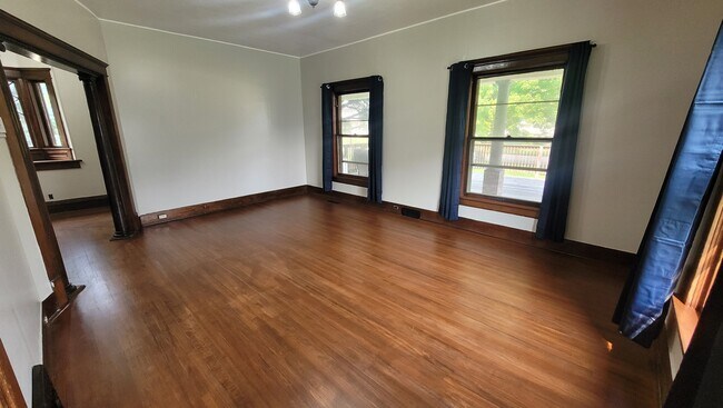 Building Photo - 612