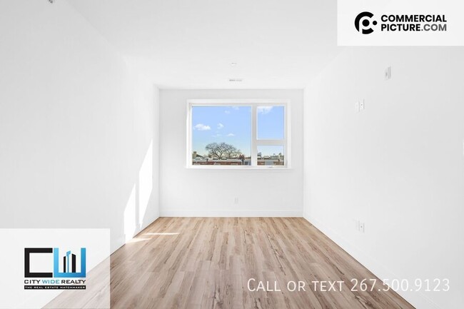 Building Photo - Great Location. Modern Two bedroom Apartment.