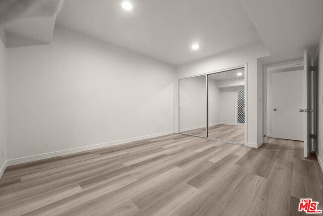 Building Photo - 423 Rexford Dr