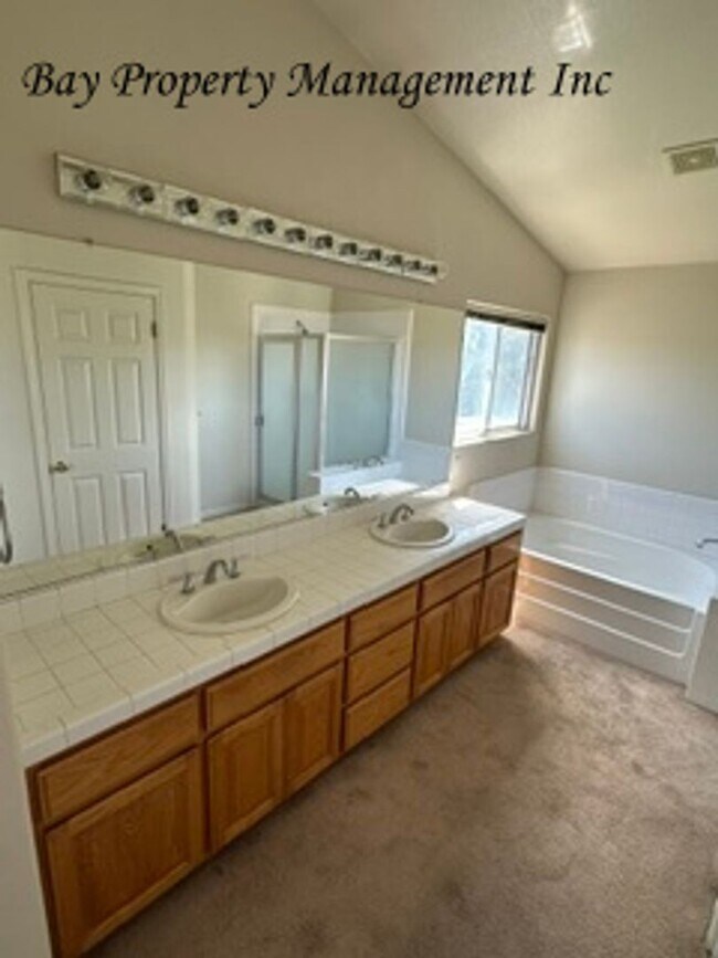 Building Photo - **Spacious 4 Bedroom Home with Vaulted Ceilings & Large Backyard – North Salinas**