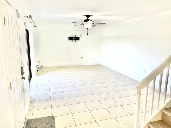 Building Photo - Beautiful Townhome in West Palm Beach!