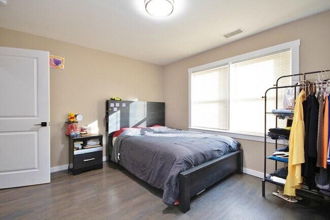 Building Photo - 150 Clove Ave