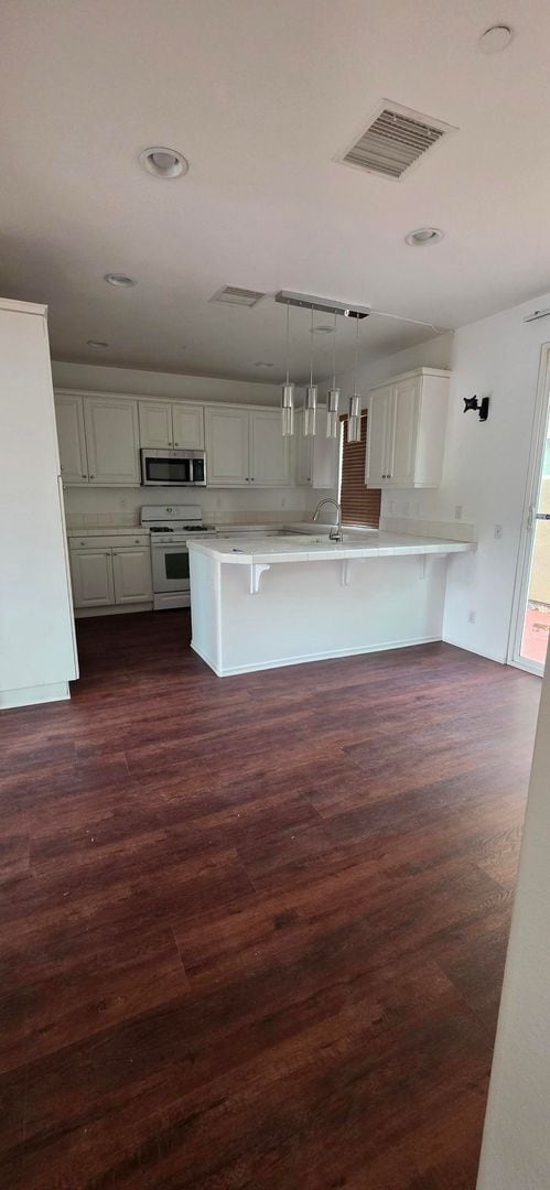 Building Photo - Ready Now! Beautiful Gated Riverside 4bed 2.5bath Home!!