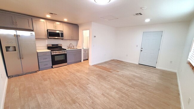 Building Photo - Just remodeled 2 bedrooms and 2 full bathrooms apartment.