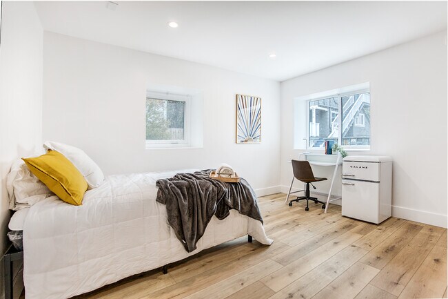 Building Photo - 2227 Carleton St