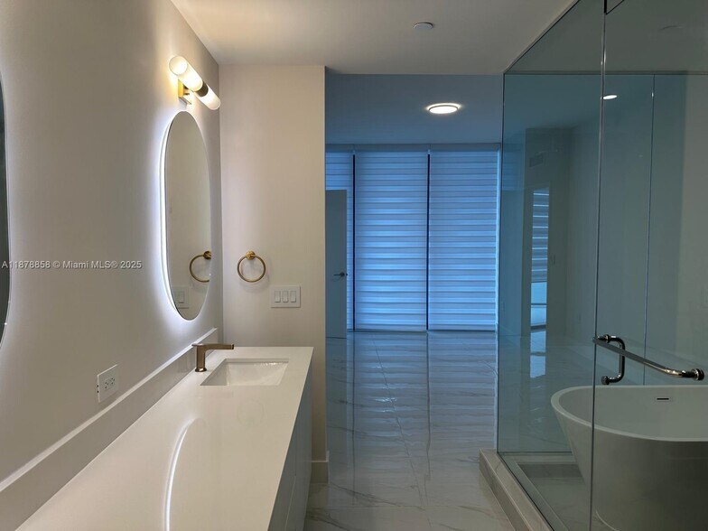 Building Photo - 700 NE 24th St