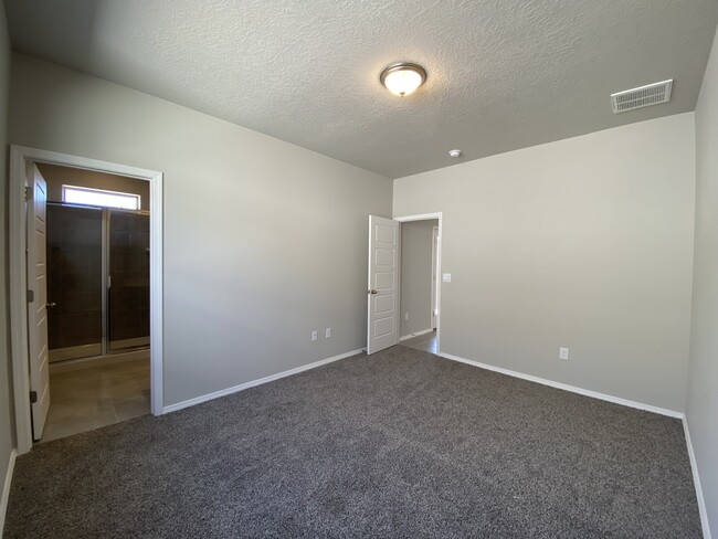 Building Photo - 4806 Mount Salas St NE
