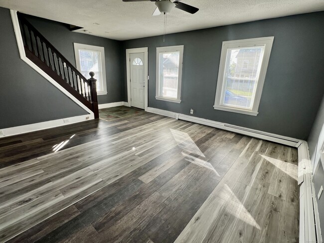 Building Photo - 10 Russell St