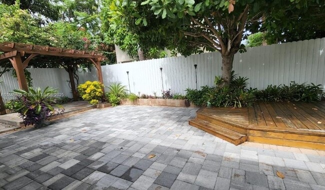 Building Photo - 625 Royal Palm Dr