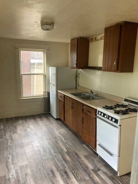 Building Photo - 106 W Poplar St