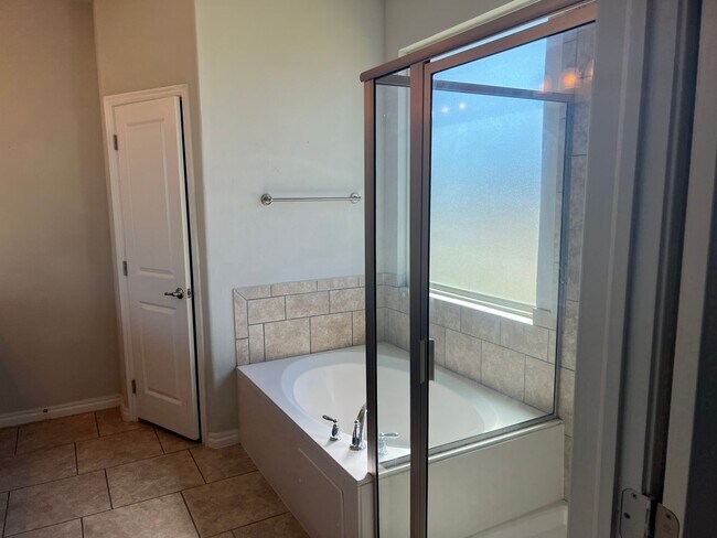 Building Photo - 4  bed 2 bath 2 car in Mustang Schools