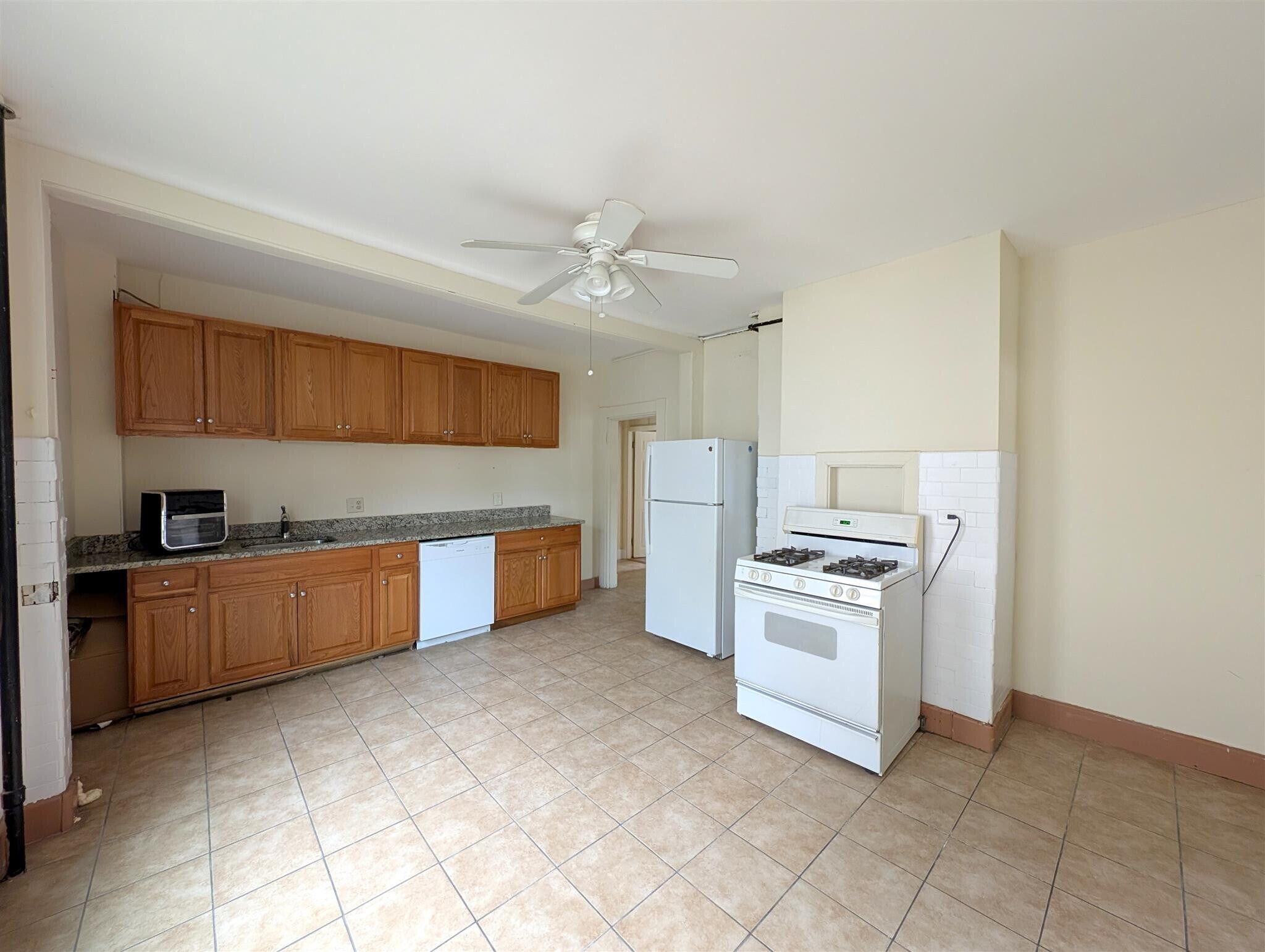 Building Photo - 102 Sycamore St