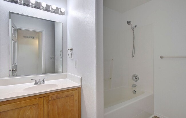 Building Photo - Charming 3bd, 2ba townhome in Bagley Downs...