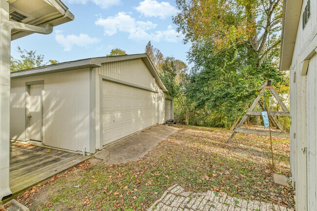 Building Photo - 305 Red Haven Dr