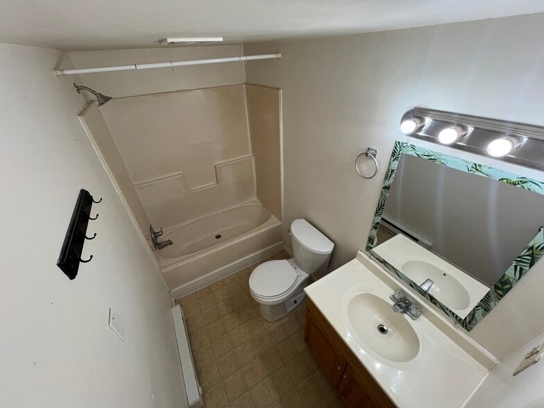 full bathroom - 231 High St