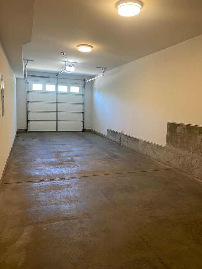 Building Photo - Spacious 3 Bedroom/ 3 Bathroom Near Boat L...