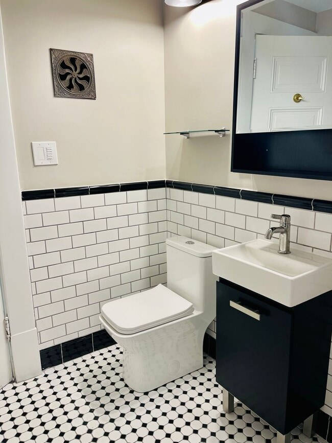 Building Photo - Spacious First Hill condo in the historic ...