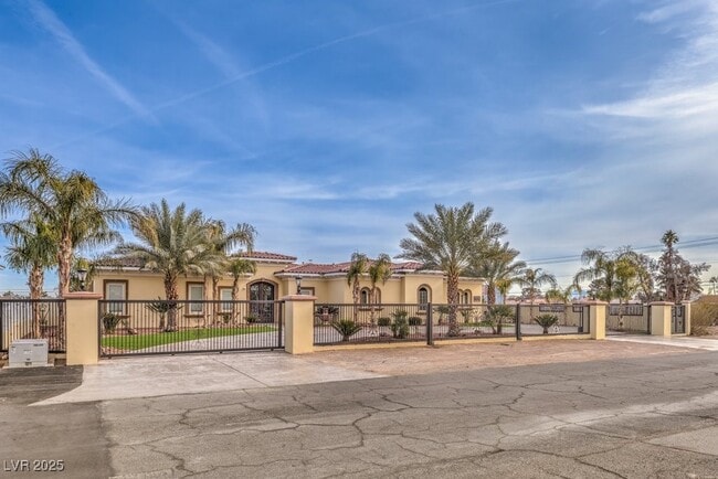 Building Photo - 2780 El Camino Rd