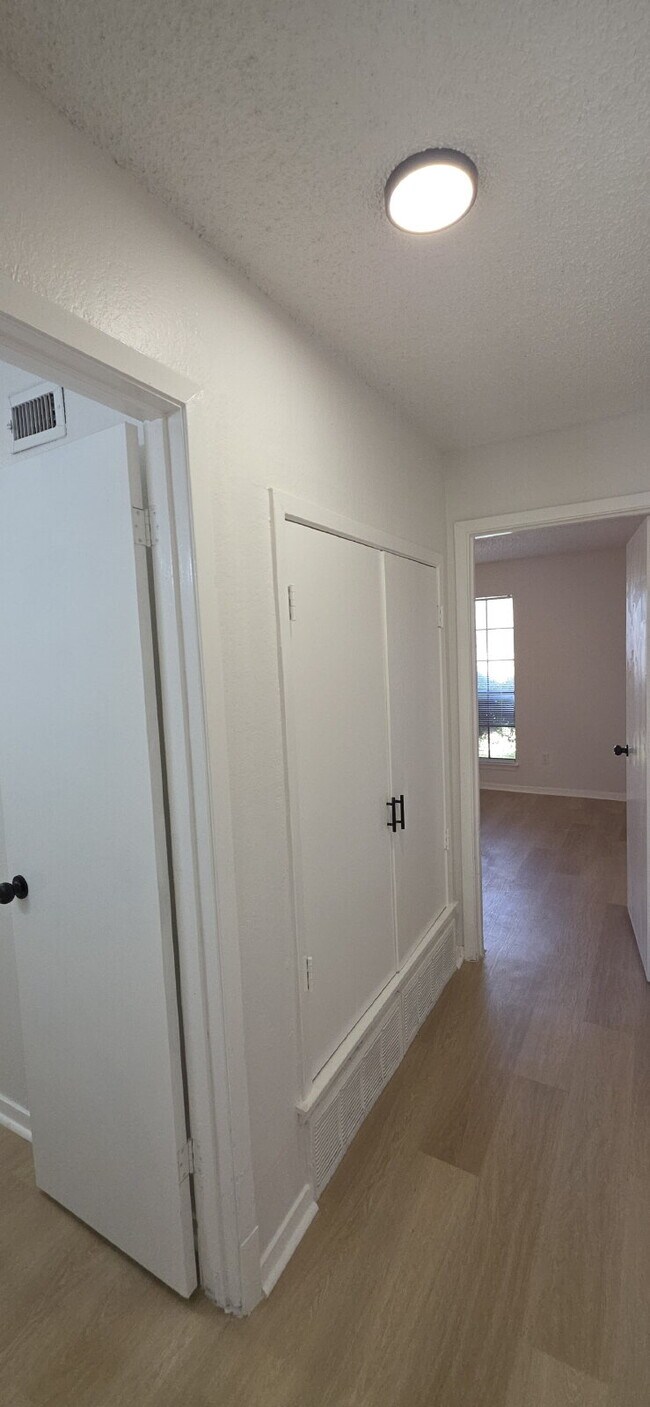 Building Photo - Beautifully remodeled first-floor condo with 2 bed & 2 bath