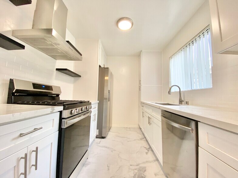 Primary Photo - 7010 Lanewood Ave