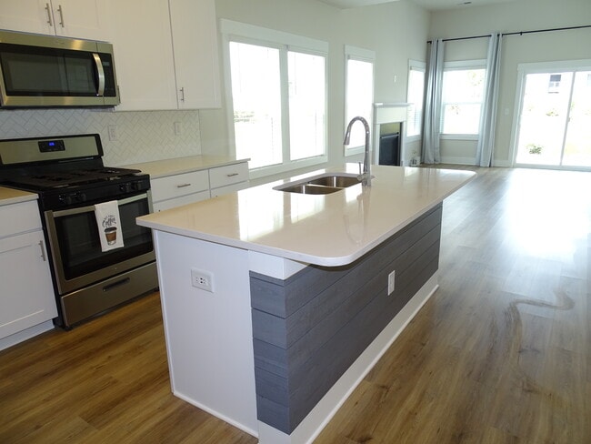 Building Photo - 146 Bromes Wy
