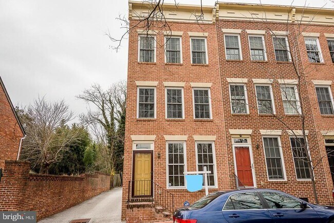 Building Photo - 524 St Mary St