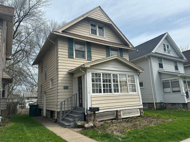 Building Photo - SINGLE FAMIKY FOR RENT IN MAPLEWOOD LOCATION !