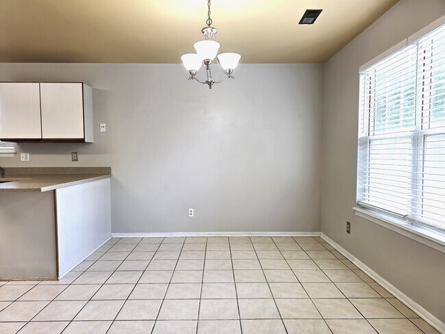 Building Photo - 324 Palomino Ln