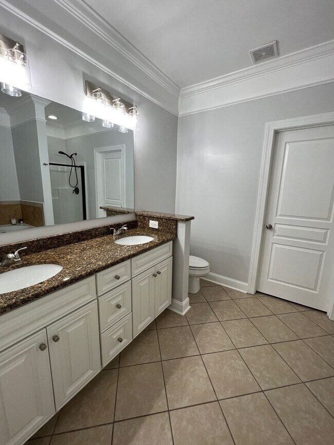 Building Photo - Gorgeous 3 Bed 2.5 Bath Home in Fayetteville