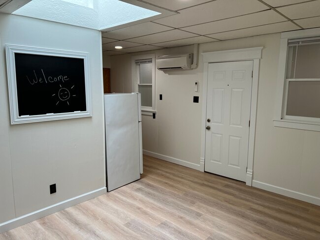 Building Photo - 113 Main St E