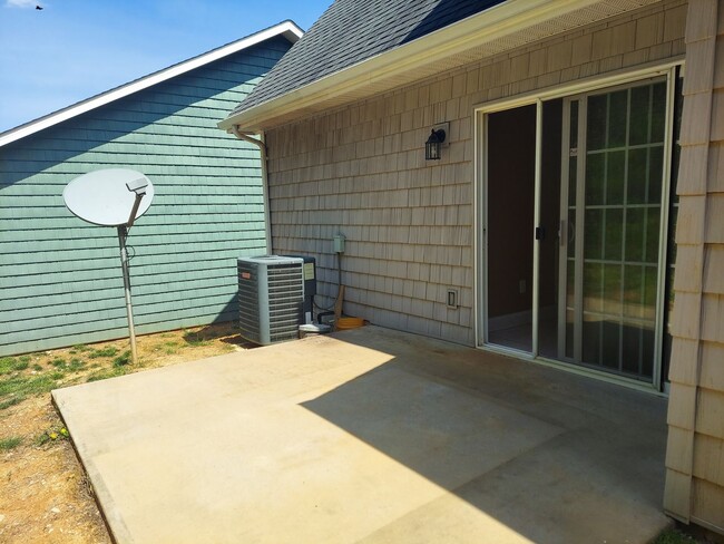 Building Photo - 3 bedroom + loft & 2.5 bedroom  in gated community