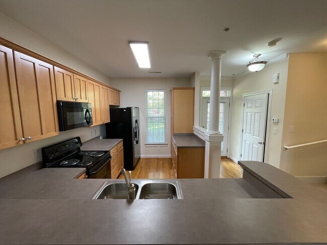Building Photo - Wonderful location and features for this s...