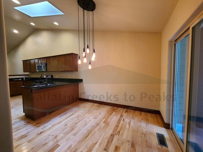 Building Photo - 895 Longbow Ln