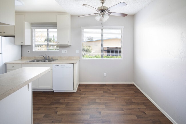 Building Photo - 2 BR Bright Apartment with Parking and AC!