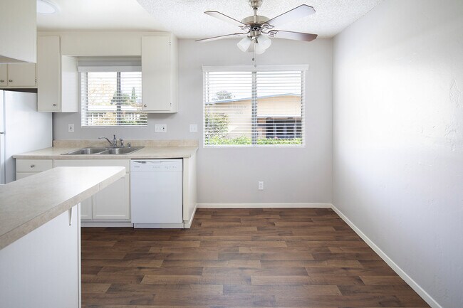 Building Photo - OPEN HOUSE: 6/27 10AM-12PM~ 2 BR Bright Apartment with Parking and AC!