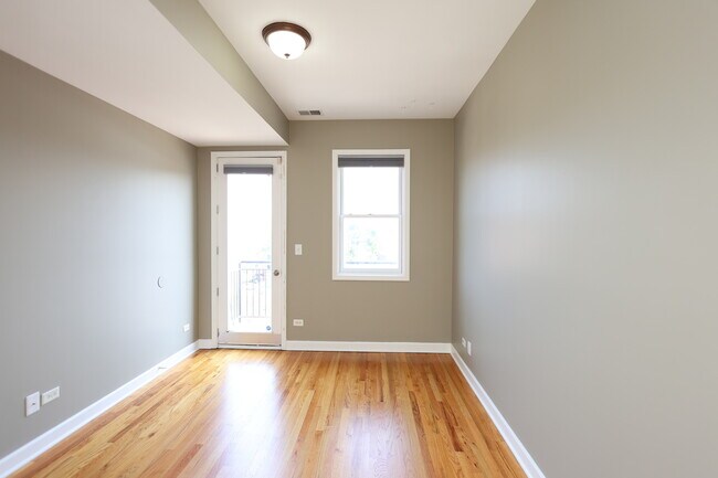 Building Photo - 815 S Western Ave