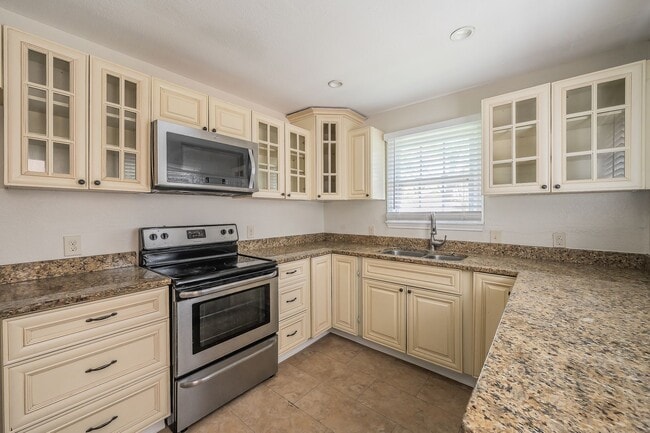 Building Photo - 3-Bedroom in Westworth Village!