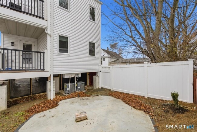 Building Photo - 32 1/2 Village Rd