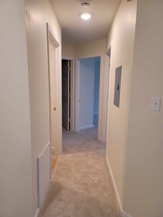 Building Photo - 27 Lear Ct