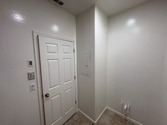 Building Photo - NW Visalia Home Near Shopping Center Available Now!