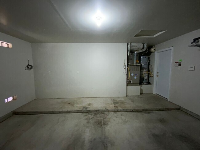 Building Photo - 4 Bedroom Single Story Home Available in C...