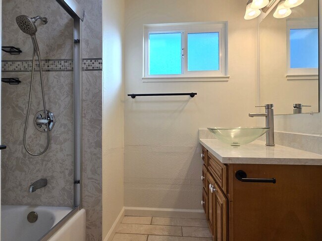 Building Photo - Spacious Tri-Level Home, 11.5kW Solar, 30kW Backup Batteries, Car Charger, A/C, Remodeled Inside ...