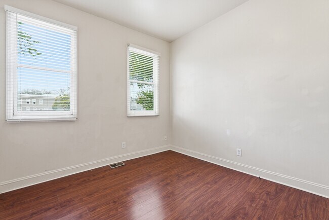 Building Photo - 309 W 41st St