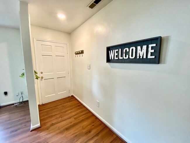 Building Photo - Charming Ranch-Style Home With Garage Avai...