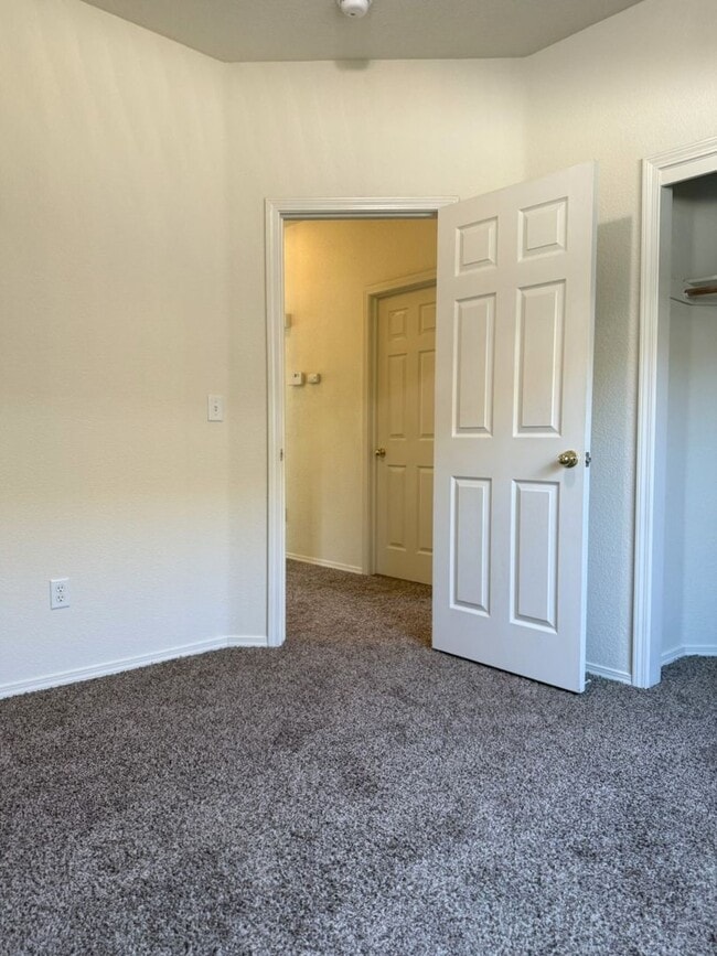 Building Photo - Move in Ready 3/2