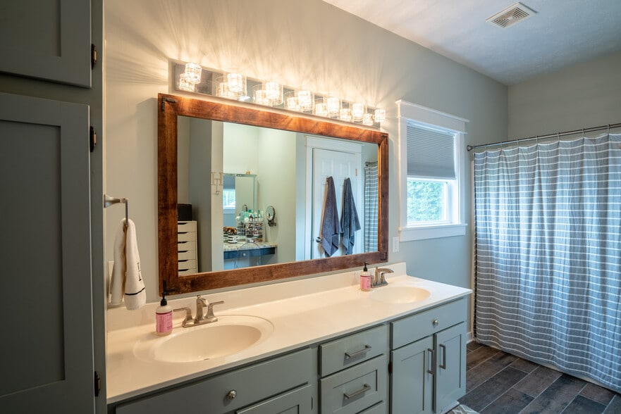 Master Bathroom - showing vanity with sinks and separate makeup vanity - 5686 Barcroft Dr SW