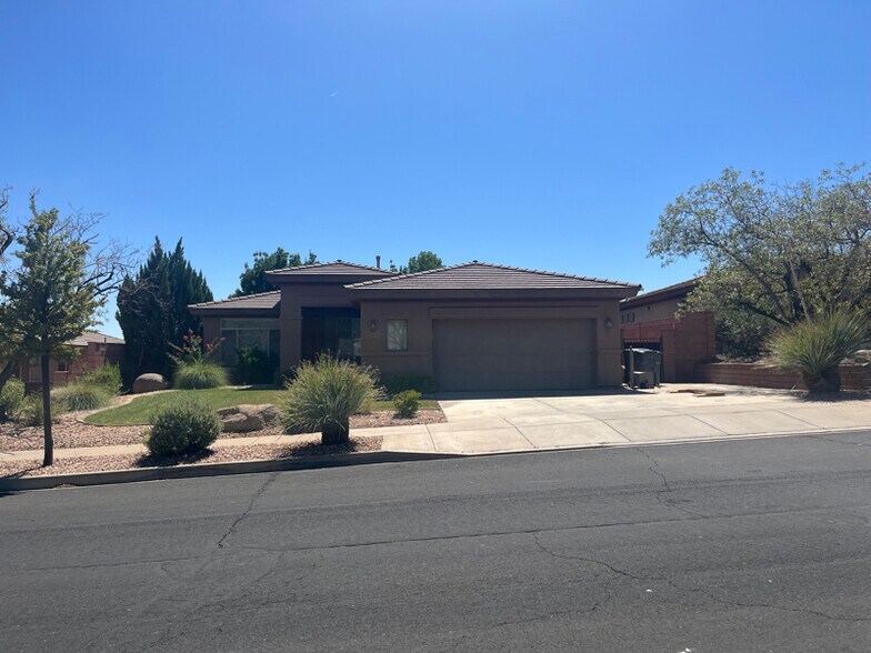 Primary Photo - 3472 E Canyon Crest Ave