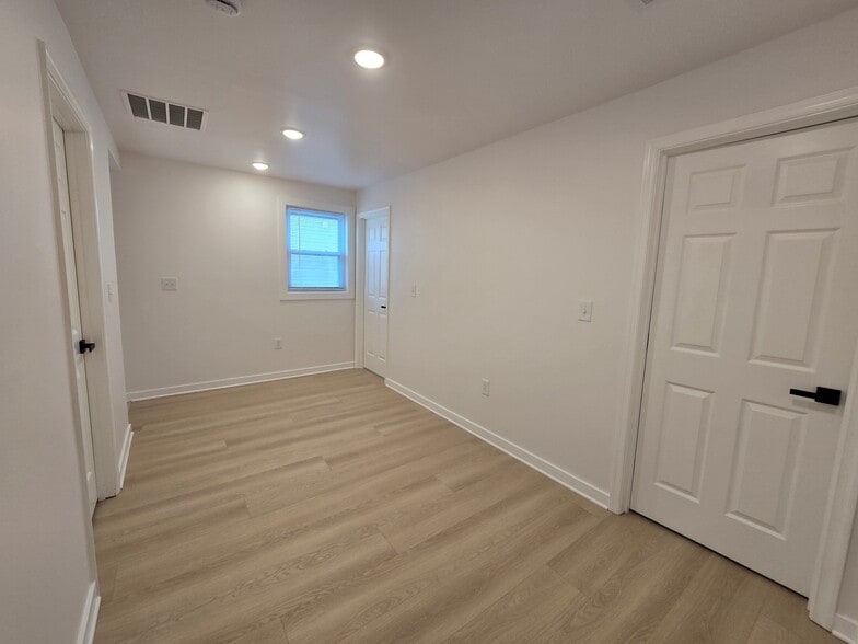 Building Photo - 198 S Court St