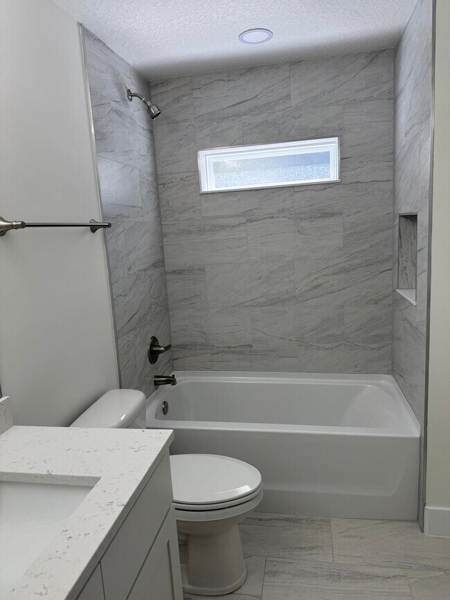 Building Photo - 611 Queen Rd