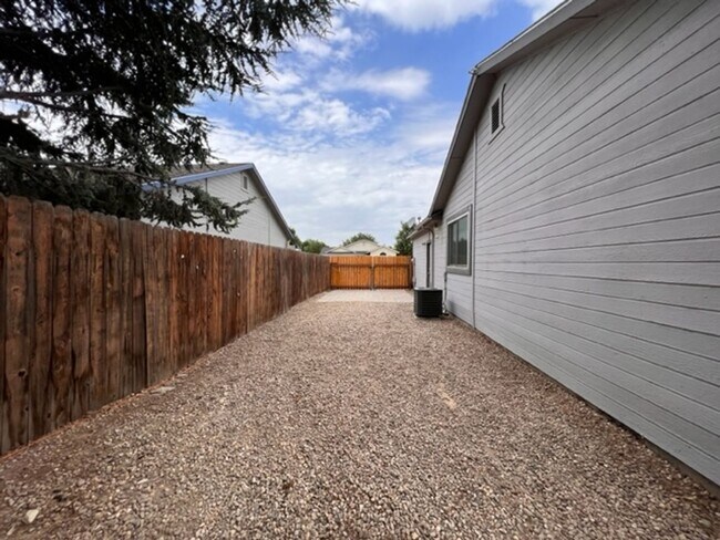 Building Photo - 1132 N Maple Creek Ave